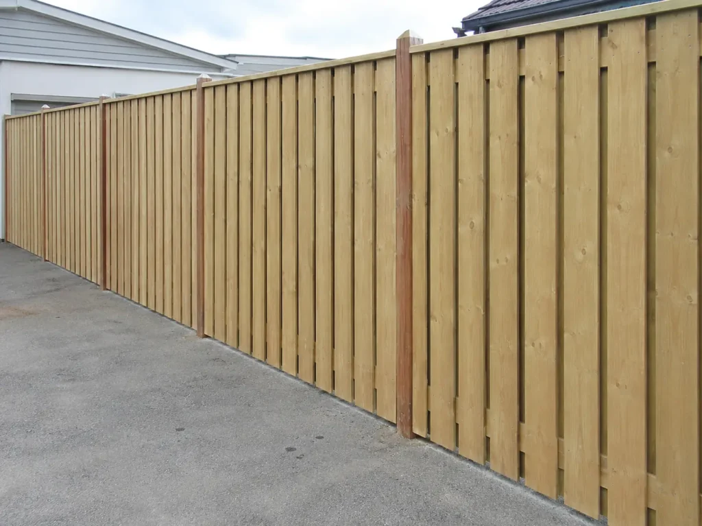 Hardhouten palen met vuren tuinschermen